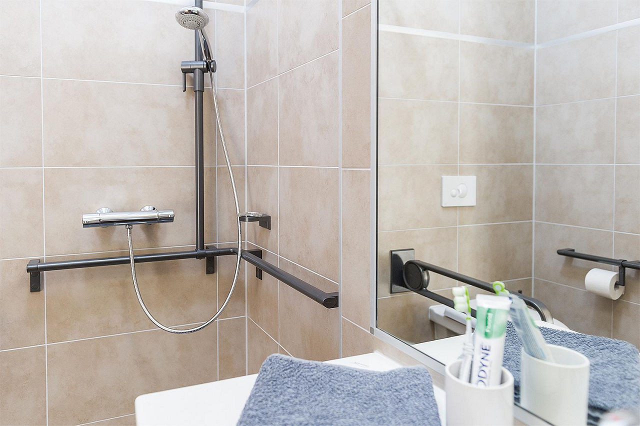 Duschhandlauf Serie Cavere aus Alu., Anthrazit-Metallic 95, 1100x1100x1200, mit Brausehalter+Befest.